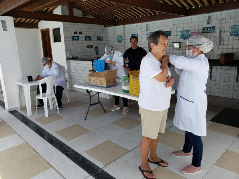 Parceria possibilita vacinação contra a covid-19 de idosos em condomínios