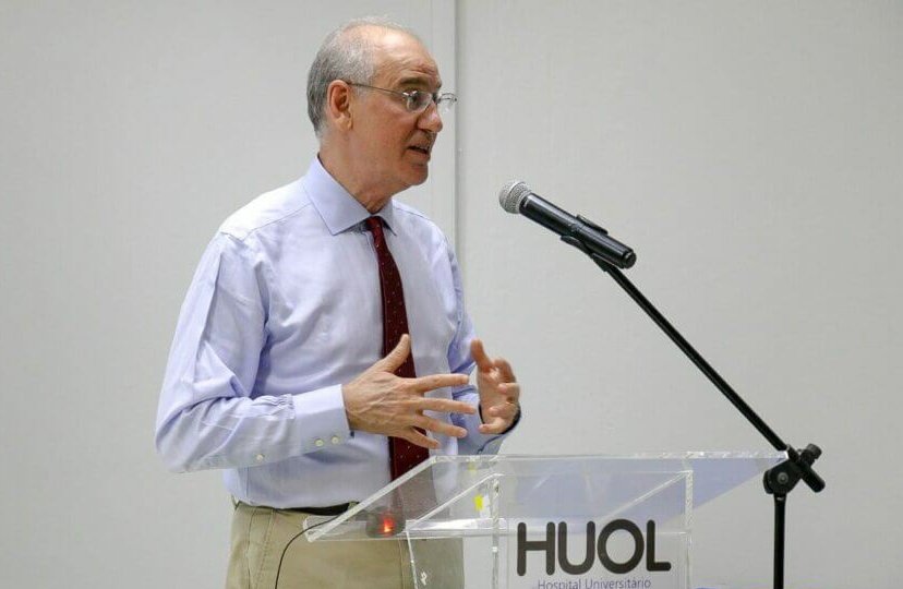 Harvard professor discusses health systems in lecture at HUOL/UFRN