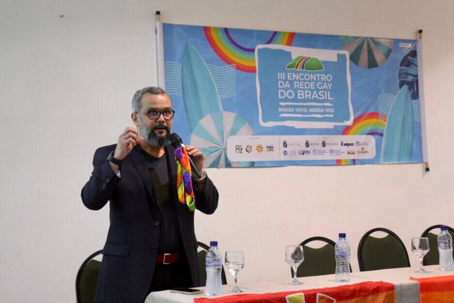 Facing syphilis is the theme of a lecture at a meeting of the Gay Network of Brazil