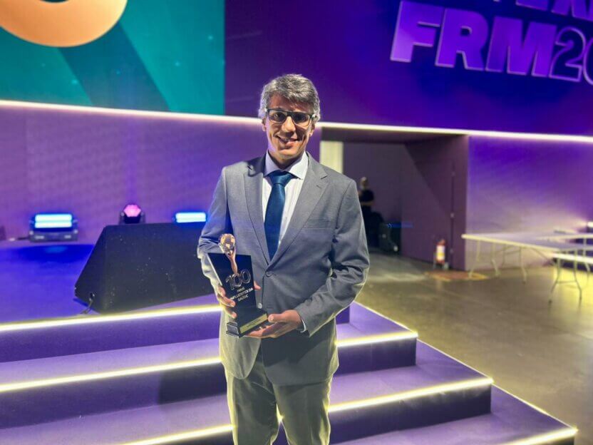 Diretor executivo do LAIS recebe prêmio dos 100 Mais Influentes da Saúde no Brasil representando o professor Ricardo Valentim